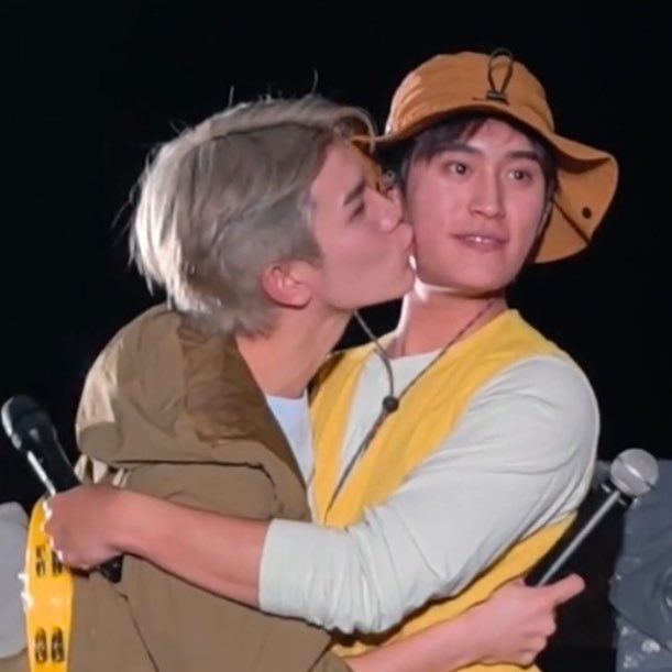 nookhong's tweet photo. แก้มหอมมากมั้ยพี่ กลิ่นแป้งเด็กรึป่าวรีวิวหน่อยพี่ @tawattannn 😭😭😭 https://t.co/NytmNkTmRl