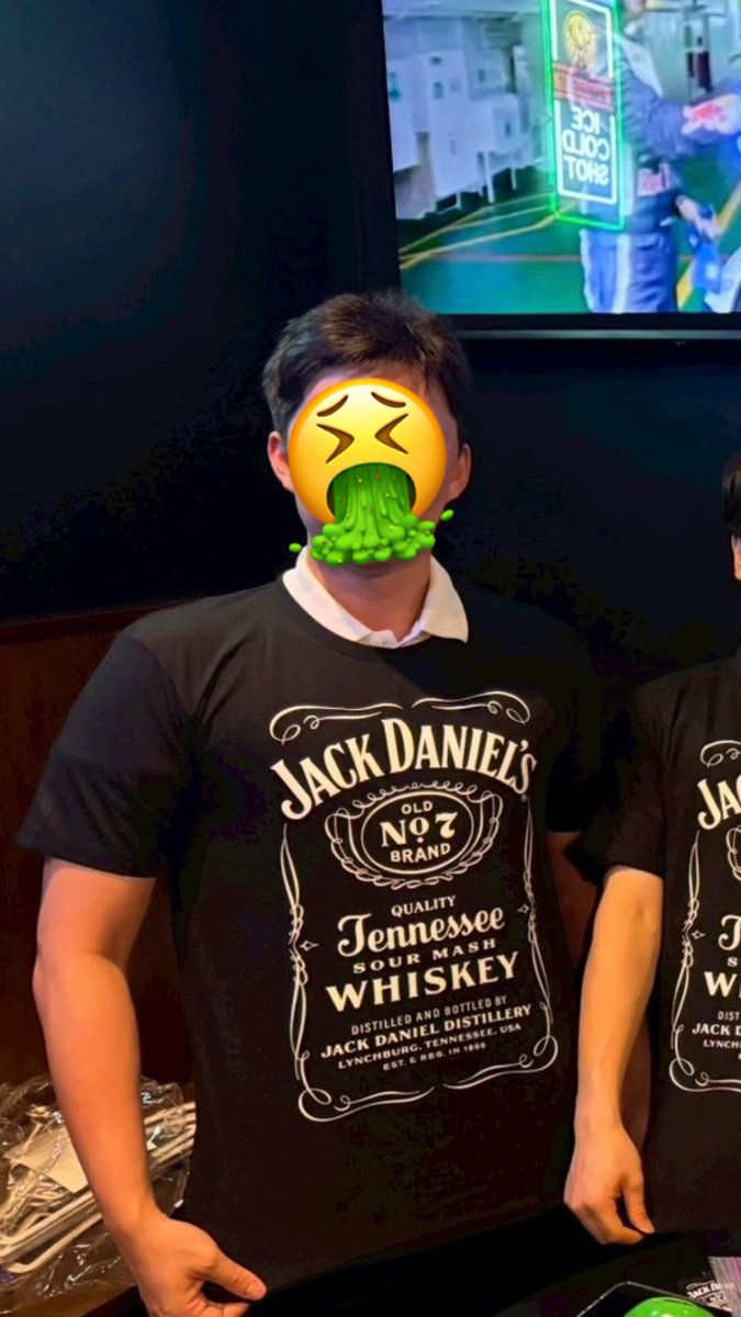masa_ma_sama's tweet photo. 先輩の送別会でダーツ行った🎯
景品でTシャツ当たったけどパツパツで着れなかった、、、 https://t.co/WEnawQdyzS