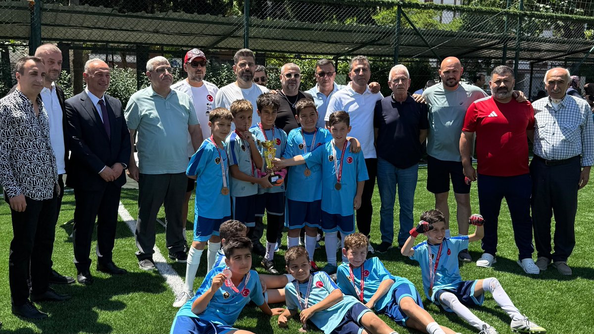 eyupilceakparti's tweet photo. 🇹🇷 15 Temmuz Futbol Turnuvası Programı

15 Temmuz Demokrasi ve Millî Birlik Günü kapsamında Öz Alibeyköyspor Kulübü’nün ev sahipliğinde düzenlenen Futbol Turnuvası Programı’na Başkanımız @Muhmmtvanlioglu ile birlikte katıldık.

Aziz şehitlerimizi rahmet ve minnetle, kahraman gazilerimizi şükranla yâd ediyor; birlik, beraberlik ve kardeşlik ruhunu yaşatan bu anlamlı organizasyonda emeği geçen herkese teşekkür ediyor, turnuvaya katılan tüm gençlerimizi tebrik ediyoruz.

@abdullahozdemir
@akpartiistanbul

#15Temmuz
 #DemokrasiVeMilliBirlikGünü