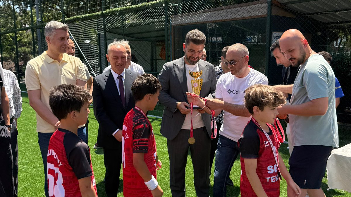 eyupilceakparti's tweet photo. 🇹🇷 15 Temmuz Futbol Turnuvası Programı

15 Temmuz Demokrasi ve Millî Birlik Günü kapsamında Öz Alibeyköyspor Kulübü’nün ev sahipliğinde düzenlenen Futbol Turnuvası Programı’na Başkanımız @Muhmmtvanlioglu ile birlikte katıldık.

Aziz şehitlerimizi rahmet ve minnetle, kahraman gazilerimizi şükranla yâd ediyor; birlik, beraberlik ve kardeşlik ruhunu yaşatan bu anlamlı organizasyonda emeği geçen herkese teşekkür ediyor, turnuvaya katılan tüm gençlerimizi tebrik ediyoruz.

@abdullahozdemir
@akpartiistanbul

#15Temmuz
 #DemokrasiVeMilliBirlikGünü