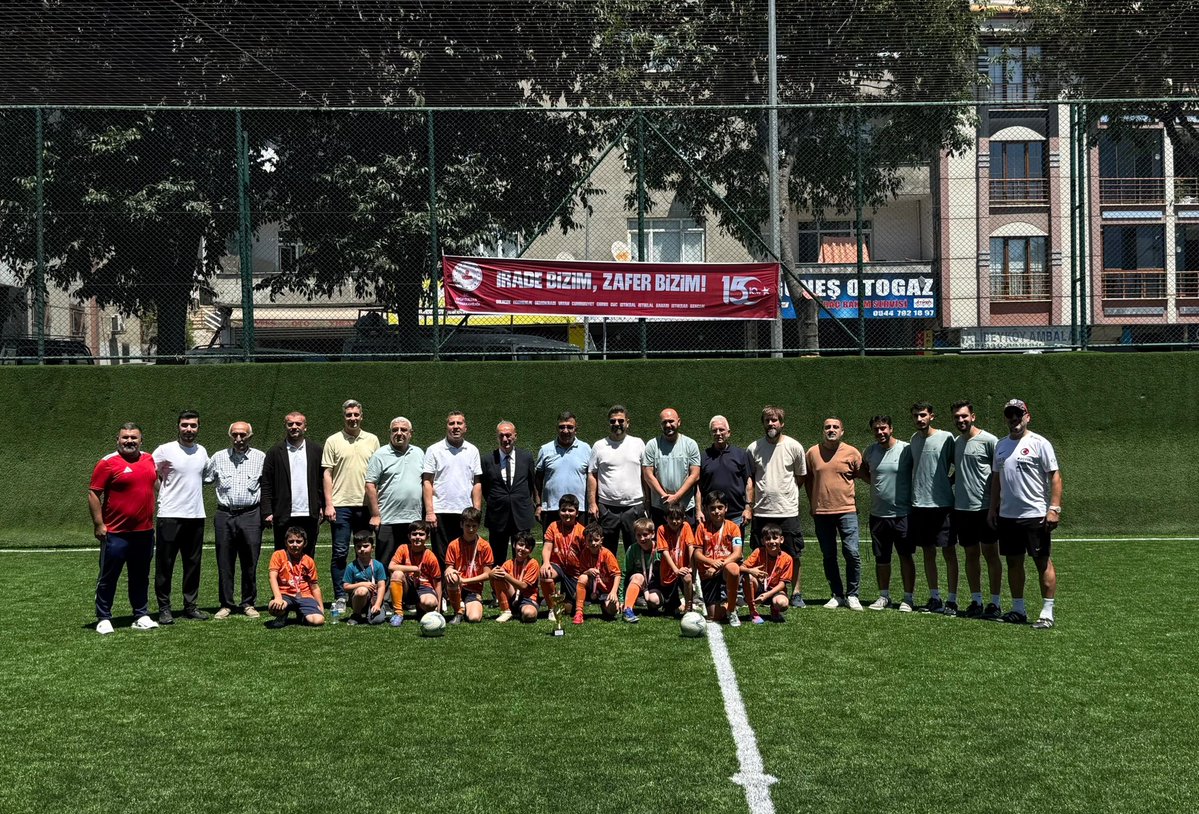 eyupilceakparti's tweet photo. 🇹🇷 15 Temmuz Futbol Turnuvası Programı

15 Temmuz Demokrasi ve Millî Birlik Günü kapsamında Öz Alibeyköyspor Kulübü’nün ev sahipliğinde düzenlenen Futbol Turnuvası Programı’na Başkanımız @Muhmmtvanlioglu ile birlikte katıldık.

Aziz şehitlerimizi rahmet ve minnetle, kahraman gazilerimizi şükranla yâd ediyor; birlik, beraberlik ve kardeşlik ruhunu yaşatan bu anlamlı organizasyonda emeği geçen herkese teşekkür ediyor, turnuvaya katılan tüm gençlerimizi tebrik ediyoruz.

@abdullahozdemir
@akpartiistanbul

#15Temmuz
 #DemokrasiVeMilliBirlikGünü
