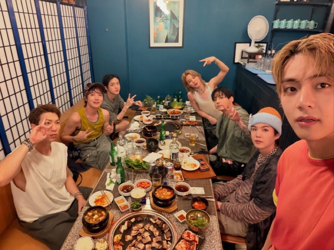 rayofjm's tweet photo. em vocês eu encontro paz e alegria ✨💜 https://t.co/pdLDELAtjF