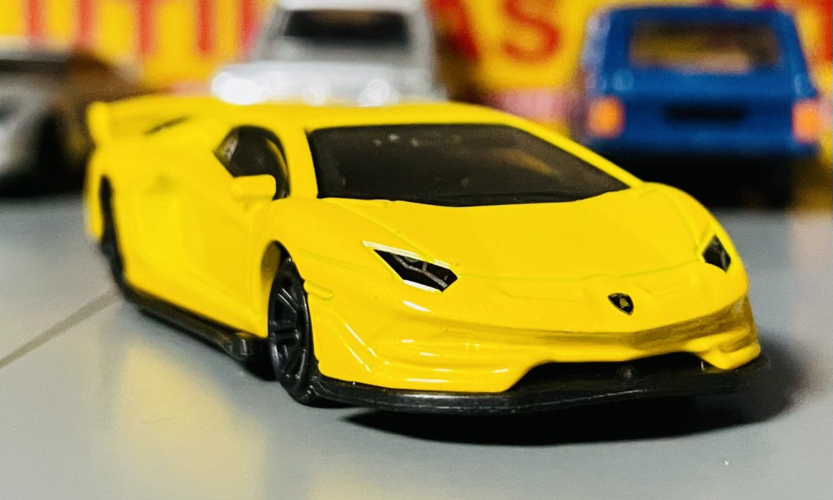 _urataro_'s tweet photo. CCA Lamborghini Aventador SVJ

CCAは過去に幾つか紹介しましたけど、ここに来て急にチープ感が出てきたと言いますか
今までのジムニーやらビートルやらと比べると明らかに塗り分けが部分できで、プラスチッキーな感じが強いです😅
うーん、、フロントグリル辺りは墨入れして欲しかった
#ミニカー https://t.co/o6vnKXSDnS