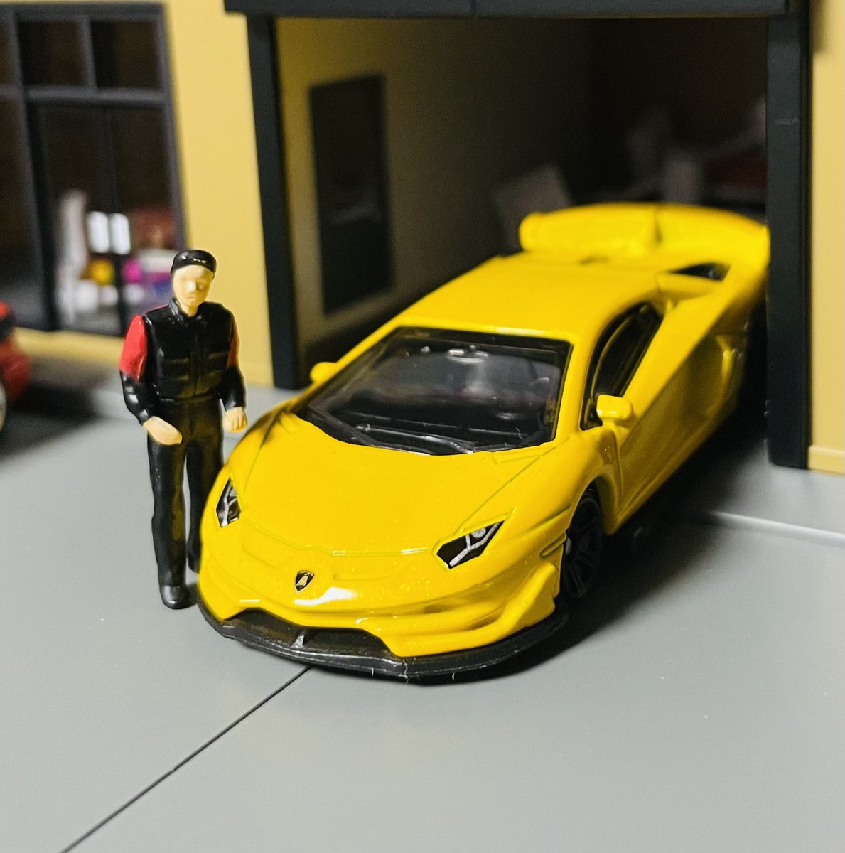 _urataro_'s tweet photo. CCA Lamborghini Aventador SVJ

CCAは過去に幾つか紹介しましたけど、ここに来て急にチープ感が出てきたと言いますか
今までのジムニーやらビートルやらと比べると明らかに塗り分けが部分できで、プラスチッキーな感じが強いです😅
うーん、、フロントグリル辺りは墨入れして欲しかった
#ミニカー https://t.co/o6vnKXSDnS