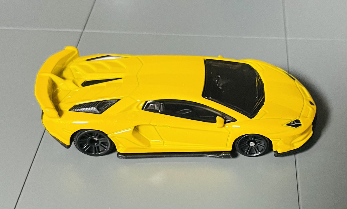 _urataro_'s tweet photo. CCA Lamborghini Aventador SVJ

CCAは過去に幾つか紹介しましたけど、ここに来て急にチープ感が出てきたと言いますか
今までのジムニーやらビートルやらと比べると明らかに塗り分けが部分できで、プラスチッキーな感じが強いです😅
うーん、、フロントグリル辺りは墨入れして欲しかった
#ミニカー https://t.co/o6vnKXSDnS