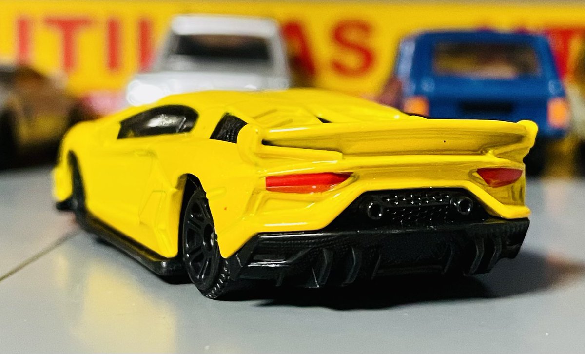 _urataro_'s tweet photo. CCA Lamborghini Aventador SVJ

CCAは過去に幾つか紹介しましたけど、ここに来て急にチープ感が出てきたと言いますか
今までのジムニーやらビートルやらと比べると明らかに塗り分けが部分できで、プラスチッキーな感じが強いです😅
うーん、、フロントグリル辺りは墨入れして欲しかった
#ミニカー https://t.co/o6vnKXSDnS