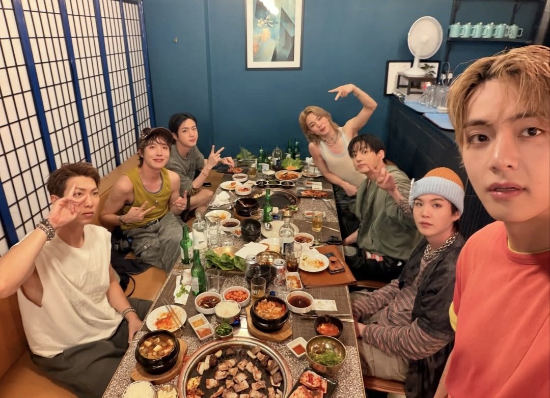 abrtmsy200930's tweet photo. 찐 방탄회식
야채엔 손 하나 안대서 여전히 푸릇하며
한국인의 밥상답게 삼겹살과 된찌 김찌가 공존
온통 벌건 밑반찬과

아진짜한입만얘들아 https://t.co/9GdTzT96Qn
