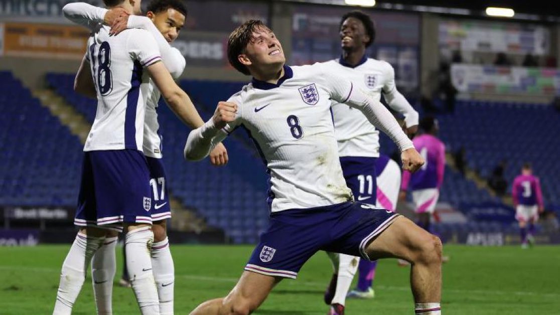 Westhamupdate12's tweet photo. West Ham could look to test Sheffield United's resolve in the coming days with an offer for midfielder Sydie Peck.

The 21-year-old has remained as a top target past Nils Koppen's appointment, and is seen as a potential replacement for Fernandes.

[@ExWHUEmployee] 🥇 https://t.co/g8qKdmn0Bw