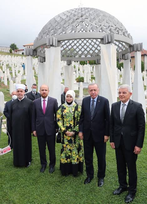 ceyhanburakab's tweet photo. “Ne yaparsanız yapın soykırımı unutmayın. Çünkü unutulan soykırım tekrarlanır.” — Aliya İzzetbegoviç

11 Temmuz 1995'te, Avrupa'nın merkezinde, BM'nin korumasındaki Srebrenitsa'da Sırp güçleri tarafından 8 binden fazla masum insan katledildi. Bu elim hadise insanlık tarihinin en büyük utanç vesikalarından biri olarak hafızalara kazındı. 

Başta Gazze’de Filistinli kardeşlerimiz olmak üzere bütün mazlum coğrafyalardaki zulme uğrayan kardeşlerimize Rabbimden acil yardım, dayanma gücü, sabır ve esenlik niyaz ediyorum. Ülkemiz başta olmak üzere Rabbim hainlere, zalimlere hiçbir zaman fırsat vermesin.

Srebrenitsa Soykırımı’nın yıl dönümü vesilesiyle hayatını kaybeden tüm şehitlerimizi rahmetle anıyor, acılı ailelerine sabır diliyorum. 🤲

Asla unutma, unutturma! 🇹🇷 🇧🇦

 #SrebrenitsaKatliamı