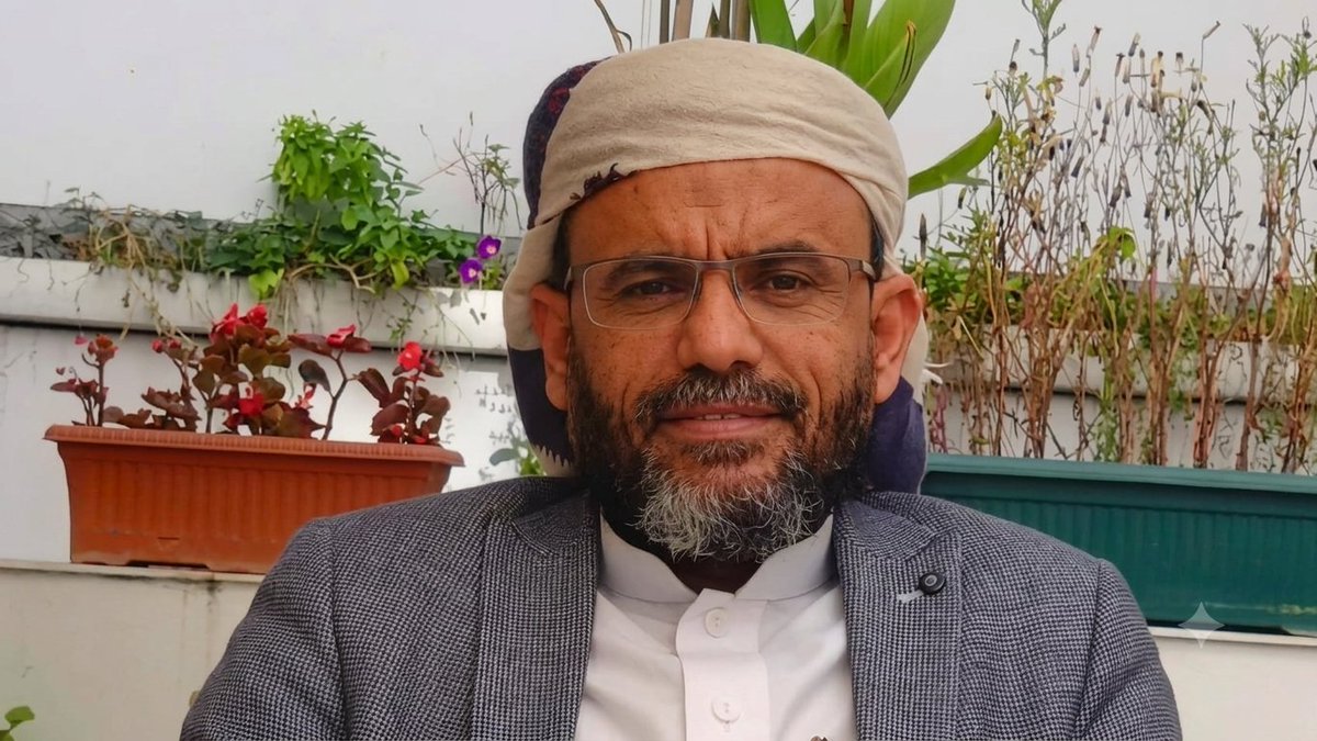 m3takl's tweet photo. تعرّض رجل الأعمال والشيخ اليمني #محمد_فضائل لتعذيب شديد عقب اعتقاله في يونيو 2020 بتهم ملفقة تتعلق بتغريدات، قبل أن يُحكم عليه بالسجن 25 عامًا، ولا تزال أخباره منقطعة. https://t.co/LXMSojp9NT