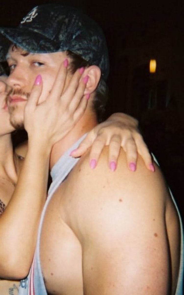 HUDCONH0LIC's tweet photo. i haven’t talked about this enough he’s so effortlessly sexy https://t.co/wN5HSWVvTe