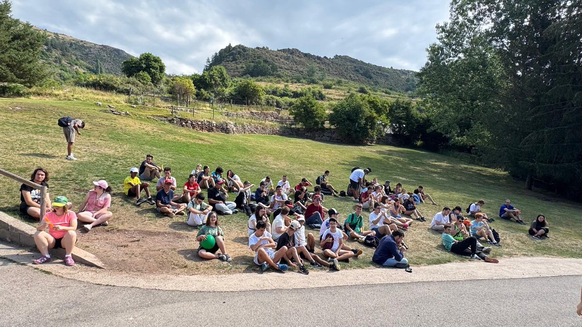 ActivitatsacidH's tweet photo. Desè dia, fem maletes, mercadillo de roba, Assemblea i anem de compres al poble. Darrer dia d’unes colònies super xules, ens ho hem passat molt bé. Fins l’any que ve!.

@acidH_IL #FIL #DIL 
 #somacidH #acidh  #diversitatintelectual 
@GMultiesports @bcn_gracia @independent_gracia https://t.co/FBweiwozRn