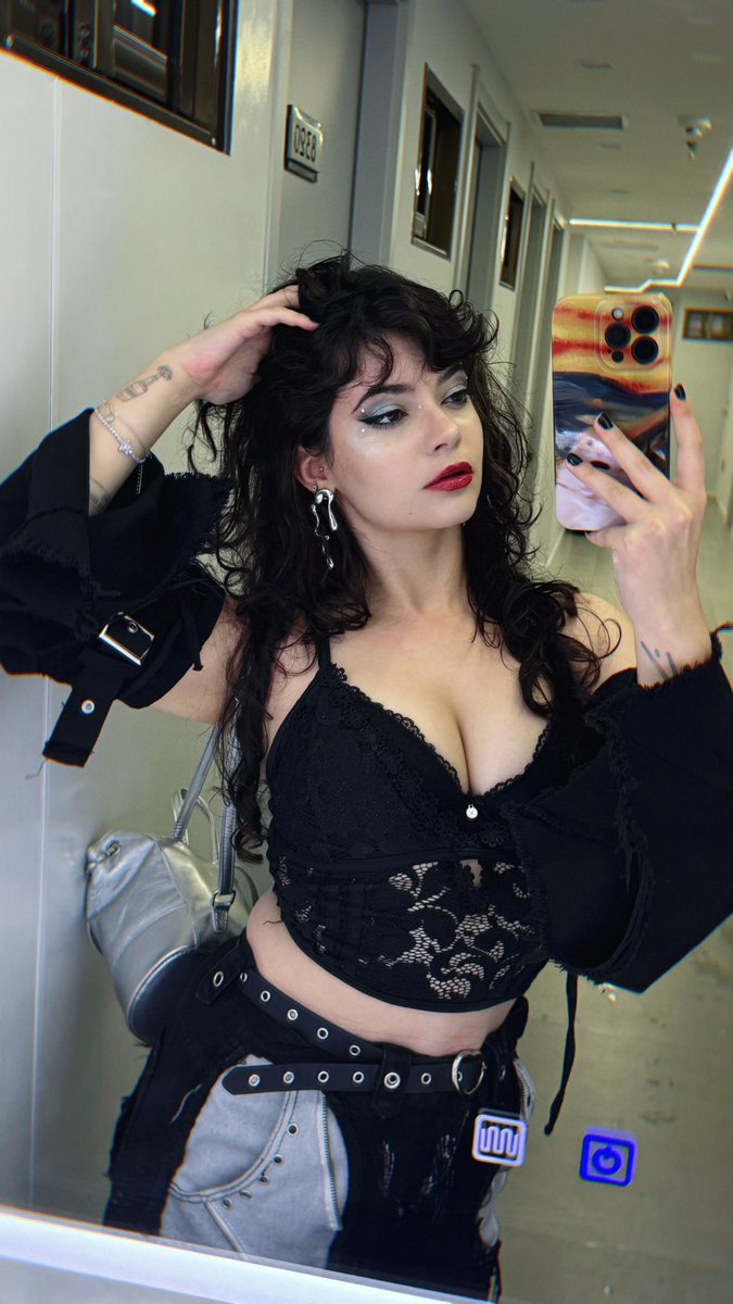 Lari Anjos tweet media
