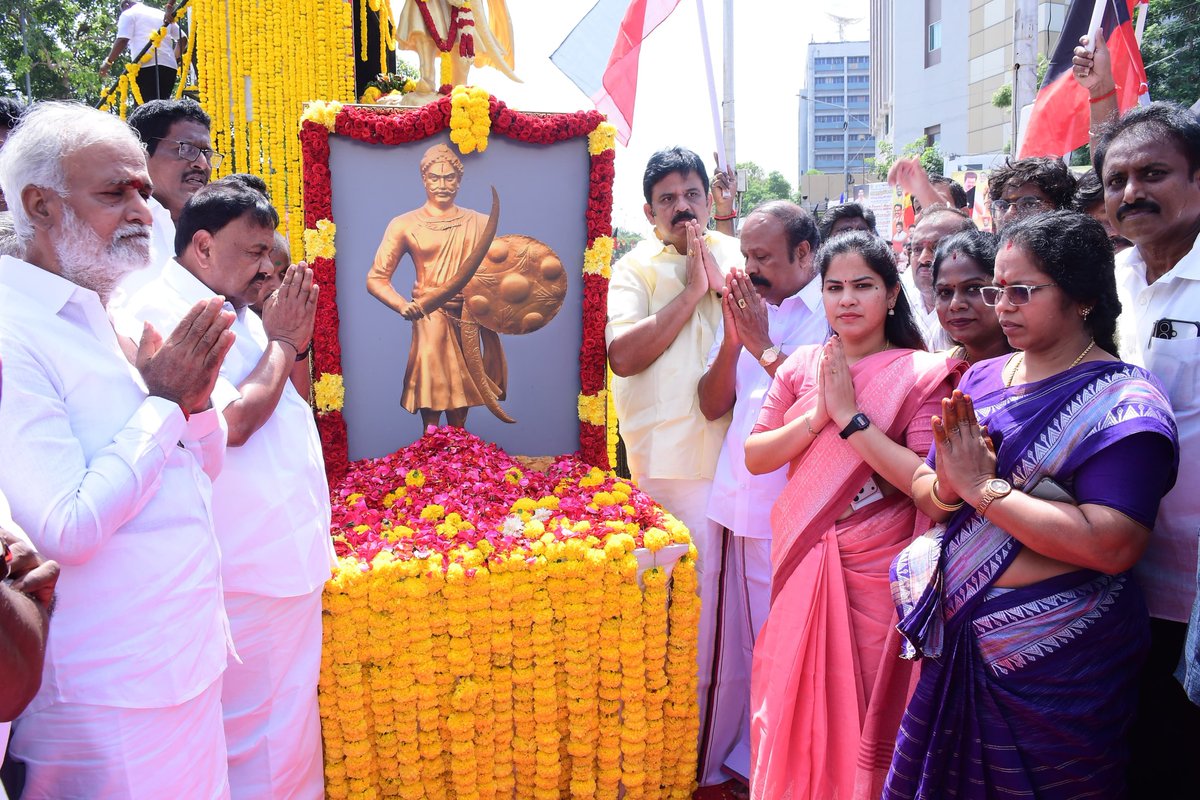 PriyarajanDMK's tweet photo. கழக தலைவர் அவர்களின் ஆணைக்கிணங்க,  இந்தியாவின் முதல் விடுதலைப் போராட்டம் தொடங்கிய 
1857 ஆம் ஆண்டுக்கு, 100 ஆண்டுகள் முன்பாகவே, ஆங்கிலேயர்களை எதிர்த்து சண்டையிட்டு ஆங்கிலேய படைகளை விரட்டி அடித்த மாவீரன் அழகுமுத்துக்கோன் அவர்களின் பிறந்த நாளினை முன்னிட்டு, அவரது திருவுருச்சிலைக்கு முன்னாள் அமைச்சர்கள் மதிப்பிற்குரிய துணை மேயர் ஆகியோருடன் இணைந்து மலர்தூவி மரியாதை செலுத்தினோம்.