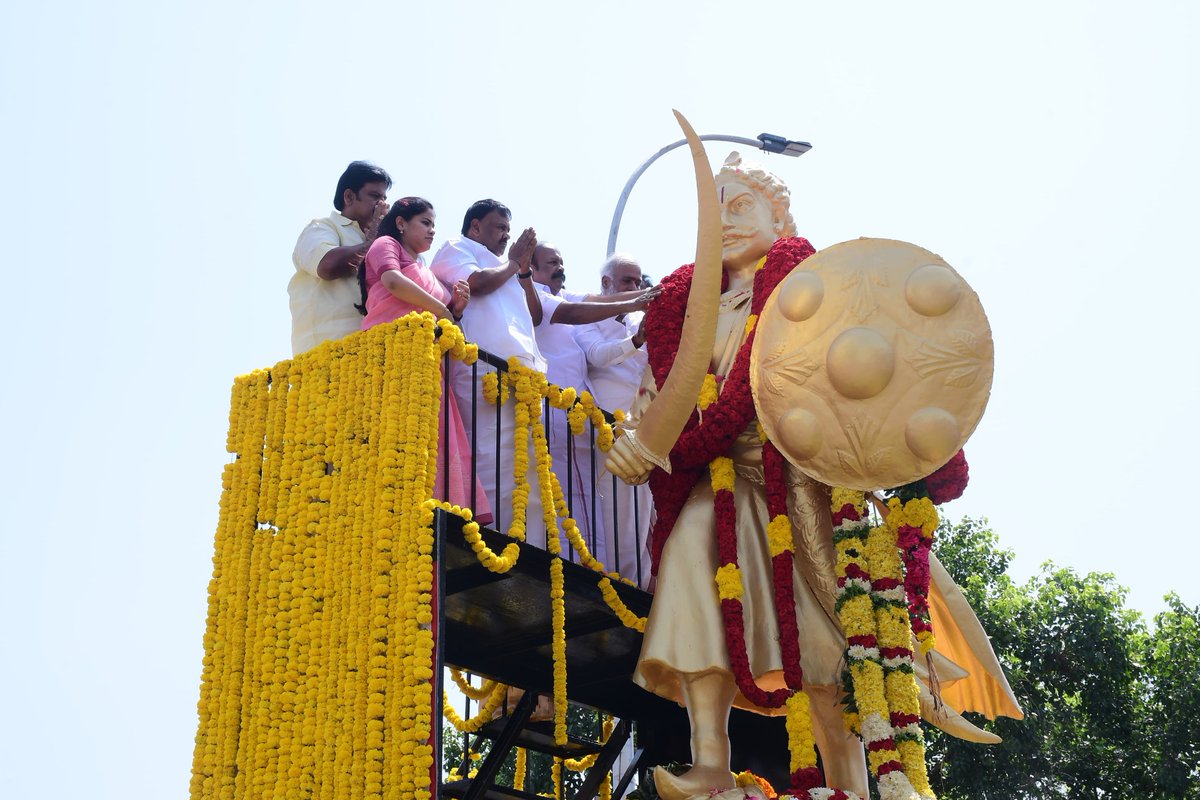 PriyarajanDMK's tweet photo. கழக தலைவர் அவர்களின் ஆணைக்கிணங்க,  இந்தியாவின் முதல் விடுதலைப் போராட்டம் தொடங்கிய 
1857 ஆம் ஆண்டுக்கு, 100 ஆண்டுகள் முன்பாகவே, ஆங்கிலேயர்களை எதிர்த்து சண்டையிட்டு ஆங்கிலேய படைகளை விரட்டி அடித்த மாவீரன் அழகுமுத்துக்கோன் அவர்களின் பிறந்த நாளினை முன்னிட்டு, அவரது திருவுருச்சிலைக்கு முன்னாள் அமைச்சர்கள் மதிப்பிற்குரிய துணை மேயர் ஆகியோருடன் இணைந்து மலர்தூவி மரியாதை செலுத்தினோம்.