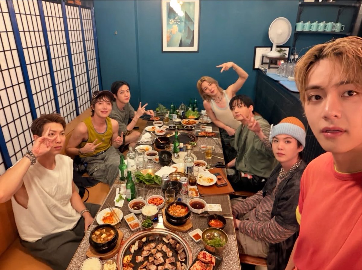 _BTSMoments's tweet photo. OMG NEW OT7 PHOTO (via #V's ig) 😭😭 https://t.co/S91FjLabPI