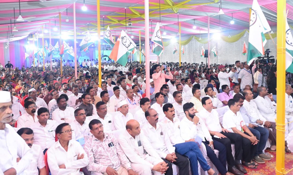 mahancpspeaks's tweet photo. राष्ट्रवादी काँग्रेसच्या राष्ट्रीय अध्यक्षा तथा उपमुख्यमंत्री श्रीमती. सुनेत्रावहिनी अजितदादा पवार यांनी मुरबाड येथे राष्ट्रवादी काँग्रेस पक्षाचे प्रदेश उपाध्यक्ष श्री. प्रमोद हिंदूराव यांनी आयोजित केलेल्या  'आई महोत्सव – २०२६' व गुणवंत विद्यार्थी सत्कार सोहळ्यास उपस्थित राहून मातृशक्तीला कृतज्ञ अभिवादन केले.

यावेळी बोलताना श्रीमती. सुनेत्रावहिनी पवार म्हणाल्या की, "आई ही प्रत्येक यशस्वी व्यक्तीच्या आयुष्याचा सर्वात भक्कम पाया असते. तिचे संस्कार, तिची प्रार्थना आणि तिचे अथक कष्टच मुलांच्या यशाला दिशा देतात. समाज घडविणाऱ्या प्रत्येक आईचा सन्मान करणे हे प्रत्येकाचे कर्तव्य आहे."

त्यांनी पुढे सांगितले की, स्व. अजितदादा पवार यांनी आयुष्यभर शिक्षण, संस्कार आणि सामान्य कुटुंबांच्या प्रगतीला सर्वोच्च प्राधान्य दिले. त्यांच्या विचारांचा आणि लोकाभिमुख कार्यपद्धतीचा वारसा पुढे नेताना मातृशक्तीचा सन्मान आणि गुणवंत विद्यार्थ्यांचा गौरव ही समाजाप्रती आपली जबाबदारी असल्याची भावना त्यांनी व्यक्त केली.

कार्यक्रमात गुणवंत विद्यार्थ्यांचा, विविध क्षेत्रांत उल्लेखनीय कार्य करणाऱ्या व्यक्तींचा तसेच मातृशक्तीचा सन्मान करण्यात आला. विद्यार्थ्यांच्या यशामागे आई-वडिलांचे संस्कार, शिक्षकांचे मार्गदर्शन आणि कुटुंबाचा त्याग यांचे अनन्यसाधारण महत्त्व असल्याचे सांगत त्यांनी सर्व गुणवंत विद्यार्थी व त्यांच्या पालकांचे मनःपूर्वक अभिनंदन केले.

यावेळी मा. आ. श्री. दौलत दरोडा, ठाणे शहर जिल्हाध्यक्ष श्री. नजीब मुल्ला, सौ. ज्योती हिंदूराव, प्रदेश सरचिटणीस श्री. किसनराव तारमळे,  प्रदेश सरचिटणीस श्री. संजय तिवरे, ठाणे ग्रामीण युवक जिल्हाध्यक्ष श्री. प्रतिक हिंदूराव, यांच्यासह मुरबाड तालुक्यातील राष्ट्रवादी काँग्रेस पक्षाचे पदाधिकारी, कार्यकर्ते आणि नागरिक मोठ्या संख्येने उपस्थित होते.