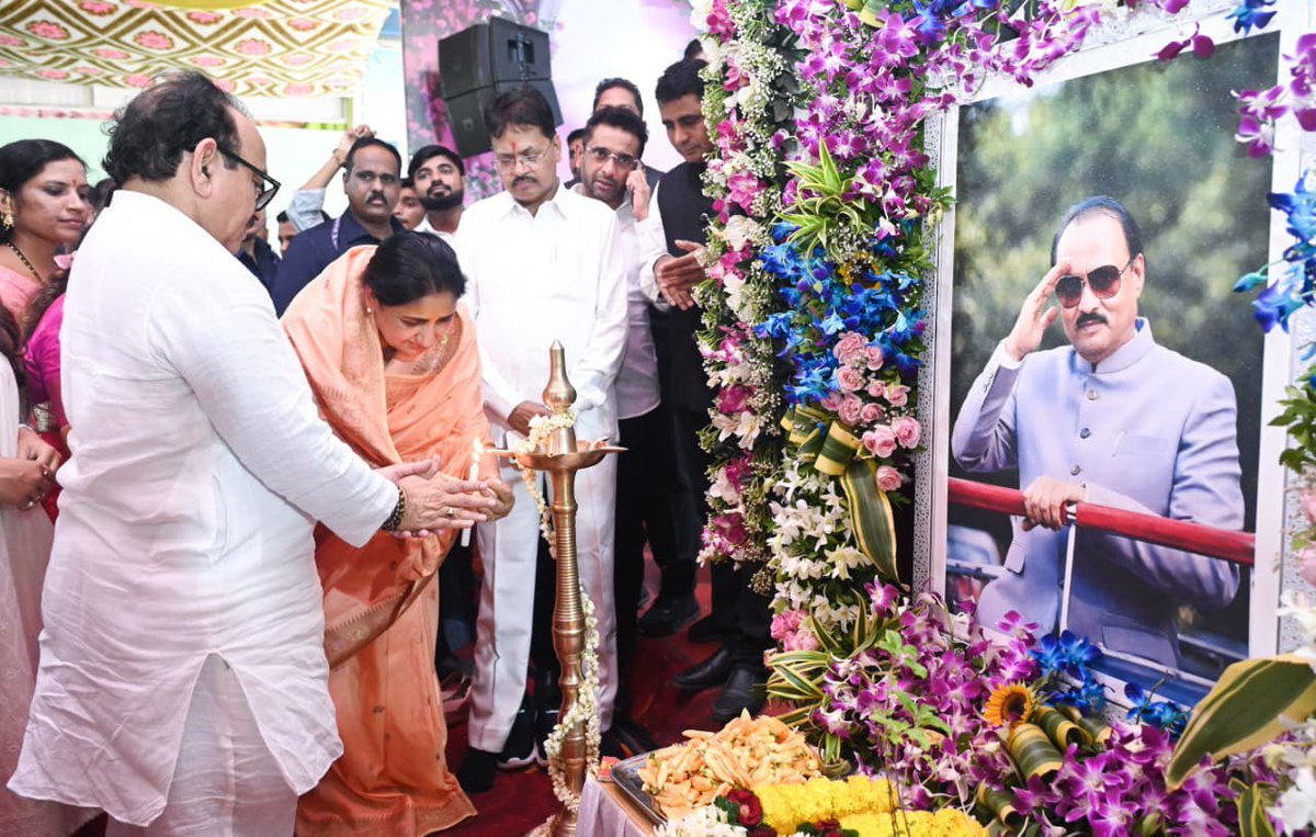 mahancpspeaks's tweet photo. राष्ट्रवादी काँग्रेसच्या राष्ट्रीय अध्यक्षा तथा उपमुख्यमंत्री श्रीमती. सुनेत्रावहिनी अजितदादा पवार यांनी मुरबाड येथे राष्ट्रवादी काँग्रेस पक्षाचे प्रदेश उपाध्यक्ष श्री. प्रमोद हिंदूराव यांनी आयोजित केलेल्या  'आई महोत्सव – २०२६' व गुणवंत विद्यार्थी सत्कार सोहळ्यास उपस्थित राहून मातृशक्तीला कृतज्ञ अभिवादन केले.

यावेळी बोलताना श्रीमती. सुनेत्रावहिनी पवार म्हणाल्या की, "आई ही प्रत्येक यशस्वी व्यक्तीच्या आयुष्याचा सर्वात भक्कम पाया असते. तिचे संस्कार, तिची प्रार्थना आणि तिचे अथक कष्टच मुलांच्या यशाला दिशा देतात. समाज घडविणाऱ्या प्रत्येक आईचा सन्मान करणे हे प्रत्येकाचे कर्तव्य आहे."

त्यांनी पुढे सांगितले की, स्व. अजितदादा पवार यांनी आयुष्यभर शिक्षण, संस्कार आणि सामान्य कुटुंबांच्या प्रगतीला सर्वोच्च प्राधान्य दिले. त्यांच्या विचारांचा आणि लोकाभिमुख कार्यपद्धतीचा वारसा पुढे नेताना मातृशक्तीचा सन्मान आणि गुणवंत विद्यार्थ्यांचा गौरव ही समाजाप्रती आपली जबाबदारी असल्याची भावना त्यांनी व्यक्त केली.

कार्यक्रमात गुणवंत विद्यार्थ्यांचा, विविध क्षेत्रांत उल्लेखनीय कार्य करणाऱ्या व्यक्तींचा तसेच मातृशक्तीचा सन्मान करण्यात आला. विद्यार्थ्यांच्या यशामागे आई-वडिलांचे संस्कार, शिक्षकांचे मार्गदर्शन आणि कुटुंबाचा त्याग यांचे अनन्यसाधारण महत्त्व असल्याचे सांगत त्यांनी सर्व गुणवंत विद्यार्थी व त्यांच्या पालकांचे मनःपूर्वक अभिनंदन केले.

यावेळी मा. आ. श्री. दौलत दरोडा, ठाणे शहर जिल्हाध्यक्ष श्री. नजीब मुल्ला, सौ. ज्योती हिंदूराव, प्रदेश सरचिटणीस श्री. किसनराव तारमळे,  प्रदेश सरचिटणीस श्री. संजय तिवरे, ठाणे ग्रामीण युवक जिल्हाध्यक्ष श्री. प्रतिक हिंदूराव, यांच्यासह मुरबाड तालुक्यातील राष्ट्रवादी काँग्रेस पक्षाचे पदाधिकारी, कार्यकर्ते आणि नागरिक मोठ्या संख्येने उपस्थित होते.