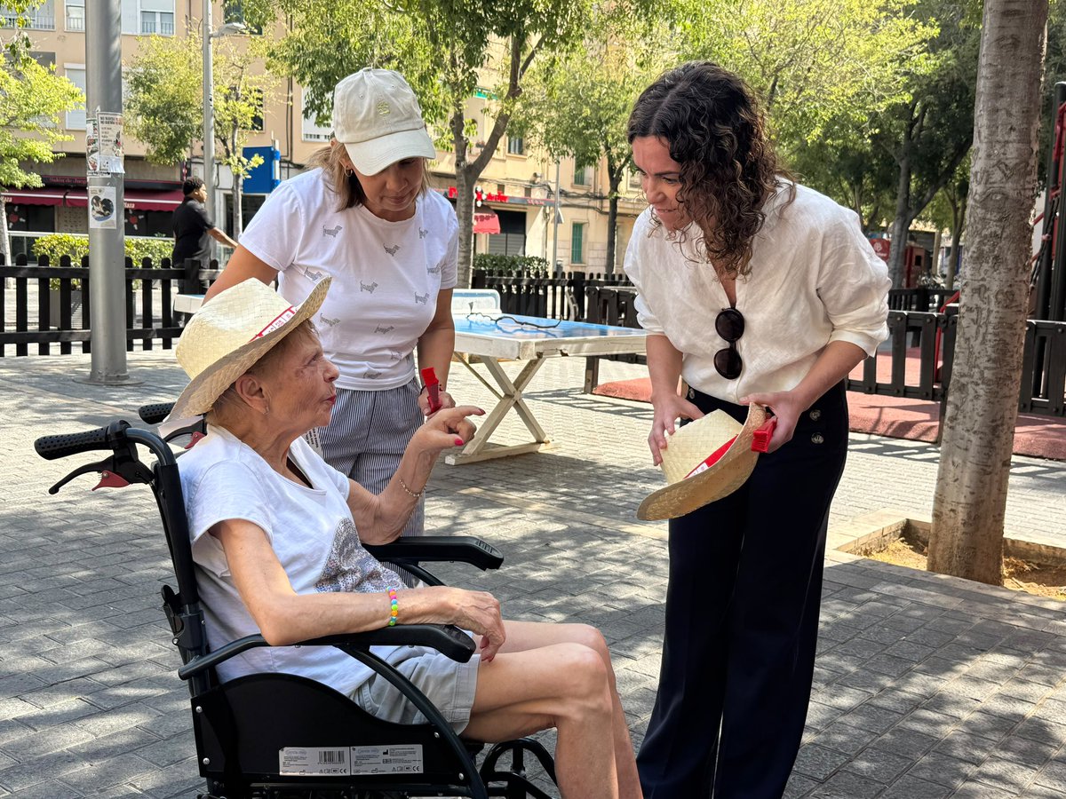 Rosanchezgrau's tweet photo. Un dissabte pels barris de Palma escoltant els veïns i veïnes i compartint aquest projecte tan il·lusionant.

🌹✨Amb les seves ganes de canvi recuperarem Palma i tornarà a ser de tots i totes. https://t.co/i3XD4JRNgN