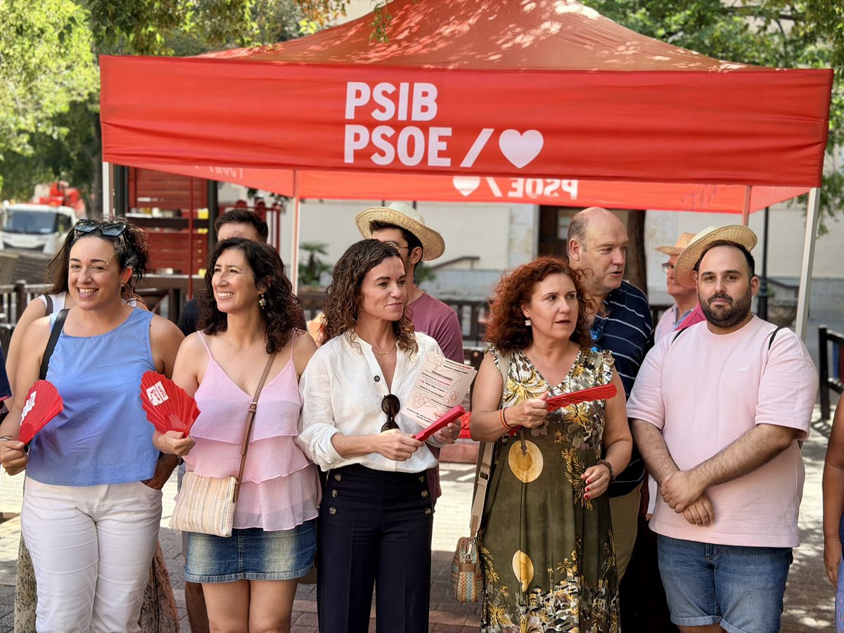Rosanchezgrau's tweet photo. Un dissabte pels barris de Palma escoltant els veïns i veïnes i compartint aquest projecte tan il·lusionant.

🌹✨Amb les seves ganes de canvi recuperarem Palma i tornarà a ser de tots i totes. https://t.co/i3XD4JRNgN