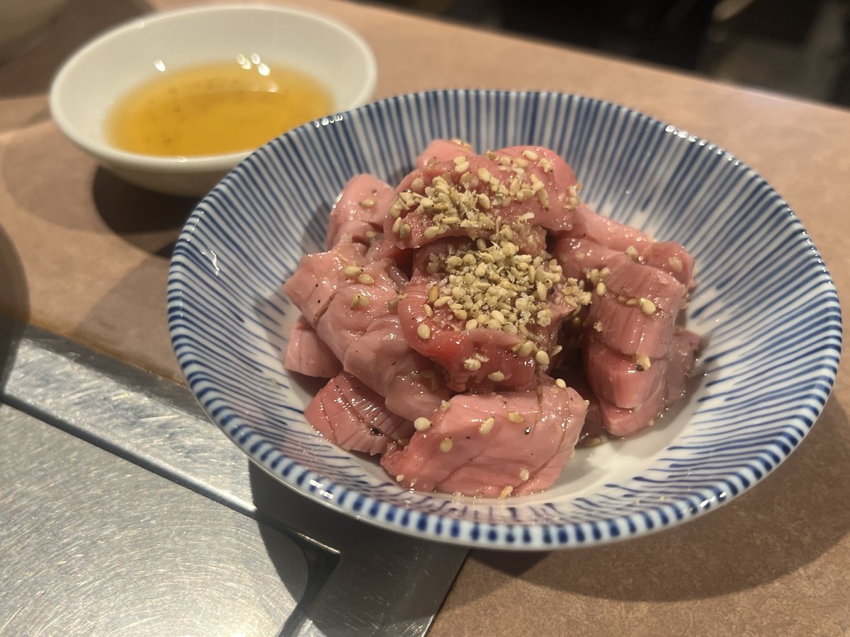 0822ron's tweet photo. 赤坂。焼肉、ここから
いや、大ビールがでかすぎる、いけるか？
肉はそこそこに、刺をもりもり頂きますよ。もちろんマッコリもしばいた。ありがとう、美味いよ。韓半島に足を向けて寝られないよ。 https://t.co/BDTY8FTMnx