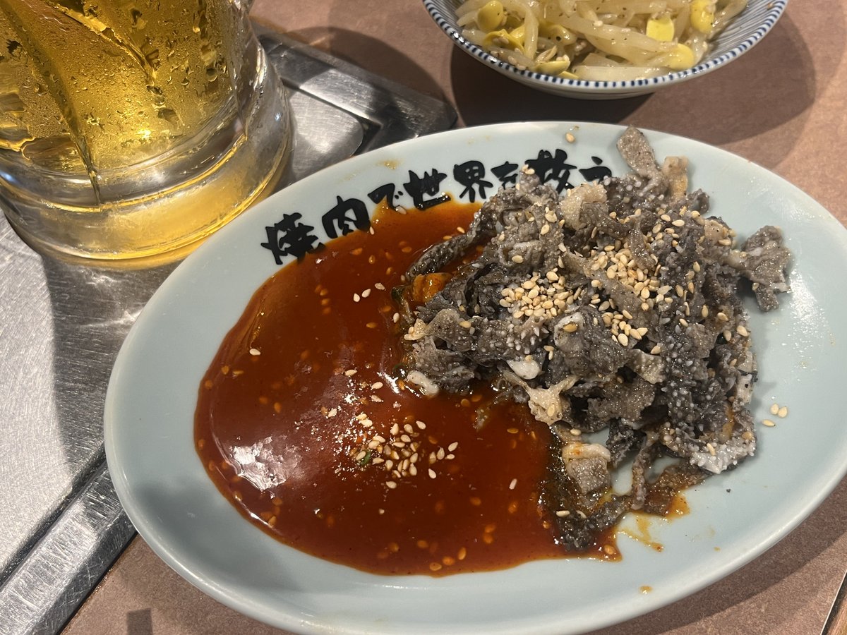 0822ron's tweet photo. 赤坂。焼肉、ここから
いや、大ビールがでかすぎる、いけるか？
肉はそこそこに、刺をもりもり頂きますよ。もちろんマッコリもしばいた。ありがとう、美味いよ。韓半島に足を向けて寝られないよ。 https://t.co/BDTY8FTMnx
