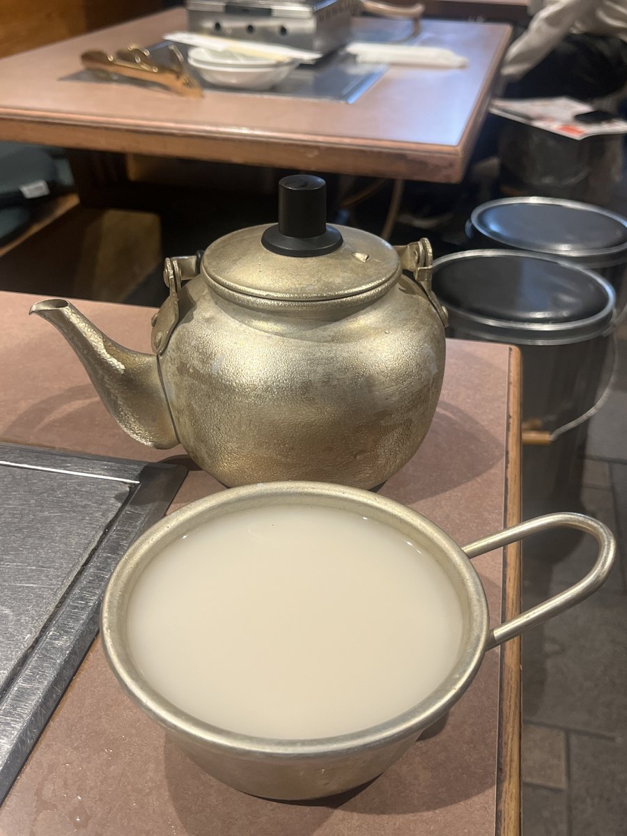 0822ron's tweet photo. 赤坂。焼肉、ここから
いや、大ビールがでかすぎる、いけるか？
肉はそこそこに、刺をもりもり頂きますよ。もちろんマッコリもしばいた。ありがとう、美味いよ。韓半島に足を向けて寝られないよ。 https://t.co/BDTY8FTMnx