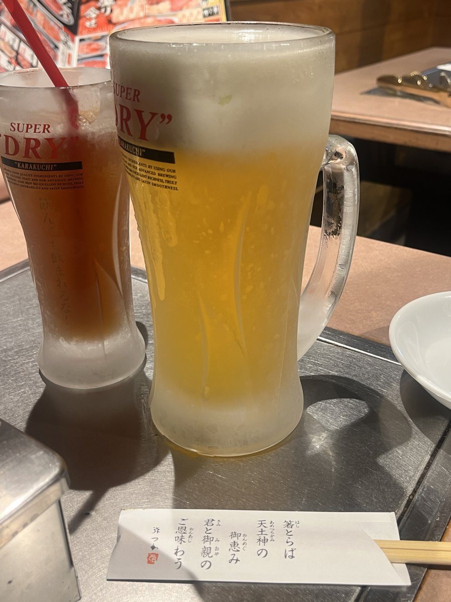 0822ron's tweet photo. 赤坂。焼肉、ここから
いや、大ビールがでかすぎる、いけるか？
肉はそこそこに、刺をもりもり頂きますよ。もちろんマッコリもしばいた。ありがとう、美味いよ。韓半島に足を向けて寝られないよ。 https://t.co/BDTY8FTMnx