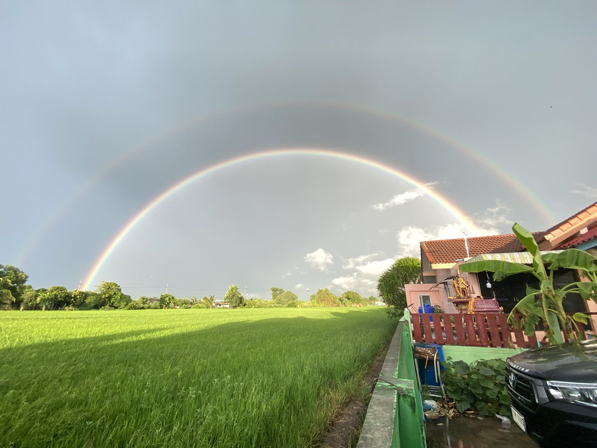 Oomim_11's tweet photo. ฟ้าหลังฝนวันนี้🌦️

🌈มีสายรุ้งสวยๆมาฝากทุกคนคร้าบ🌈

เพื่อให้ได้ภาพนี้ เราลื่นล้มก้นจ้ำเบ้าไปหนึ่งรอบเลยนะ🤣

เสียดายถ่ายไม่ทันเลยได้แค่นี้…เด่ววันหลังถ่ายใหม่🌷✨ https://t.co/fpXKyiwqno