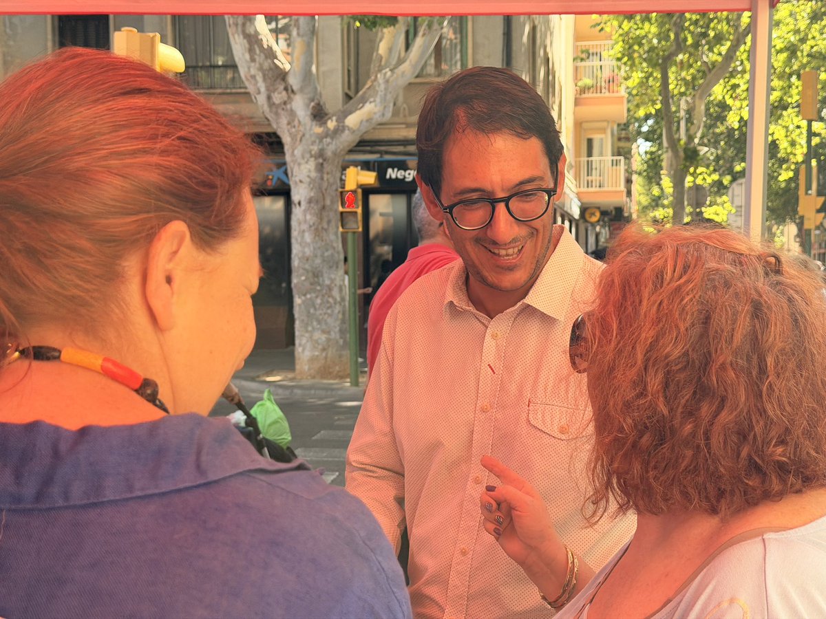 Iagonegue's tweet photo. Avui hem sortit al carrer per presentar el nostre projecte socialista i, sobretot, per escoltar. 📍

Al mercat de Pere Garau, hem compartit converses amb veïns i veïnes.

Palma la feim entre tots i totes. 🌹 https://t.co/feN2aG230n