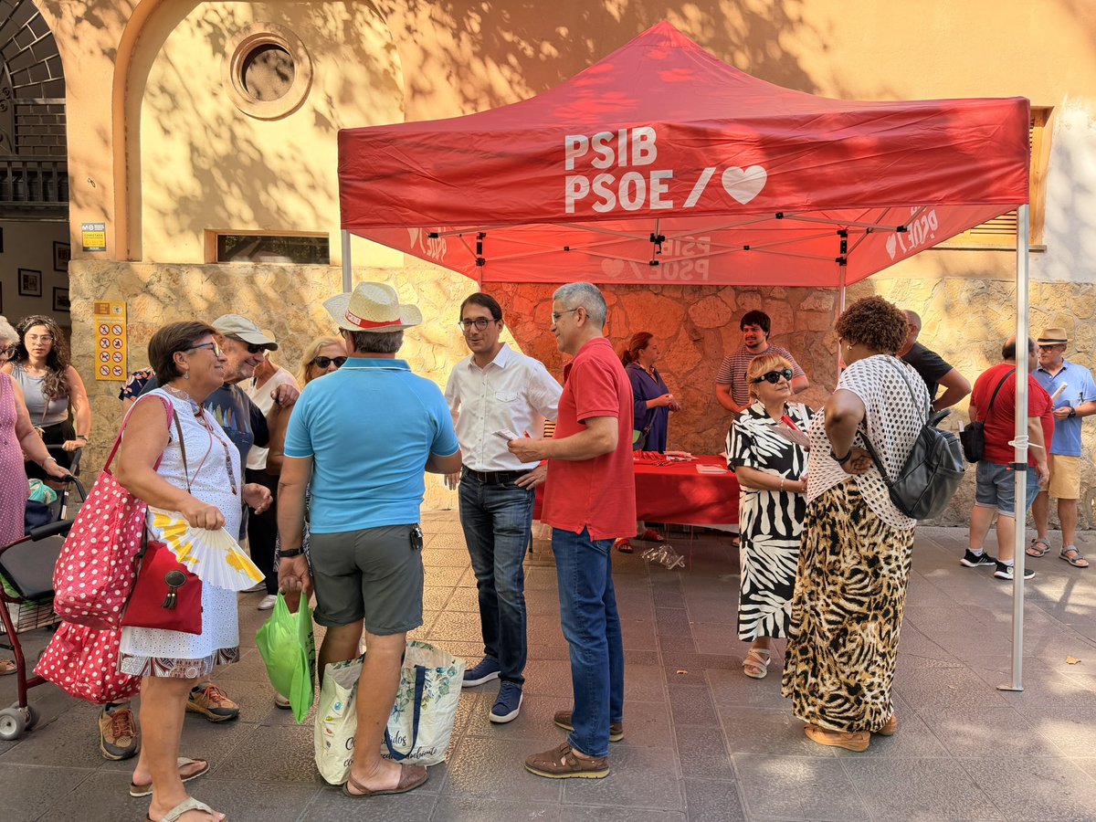 Iagonegue's tweet photo. Avui hem sortit al carrer per presentar el nostre projecte socialista i, sobretot, per escoltar. 📍

Al mercat de Pere Garau, hem compartit converses amb veïns i veïnes.

Palma la feim entre tots i totes. 🌹 https://t.co/feN2aG230n