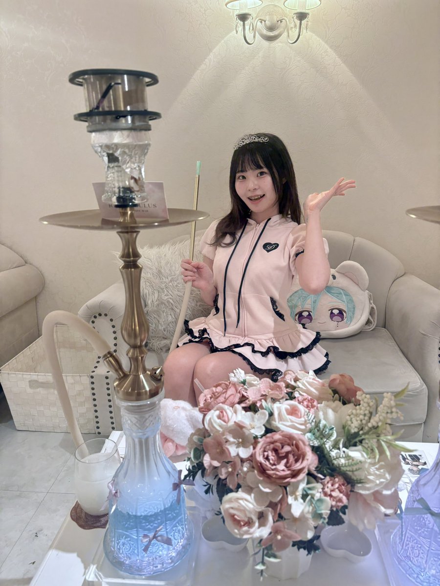 meguri_rika's tweet photo. ひめはシーシャに行きました♪
のんびりできてしあわせだた〜７月のピーチキャラメルフレーバーおいしすぎ՞ ⸝⸝>  ̫ <⸝⸝ ՞🍑⟡.· https://t.co/CzV2h4dDeY