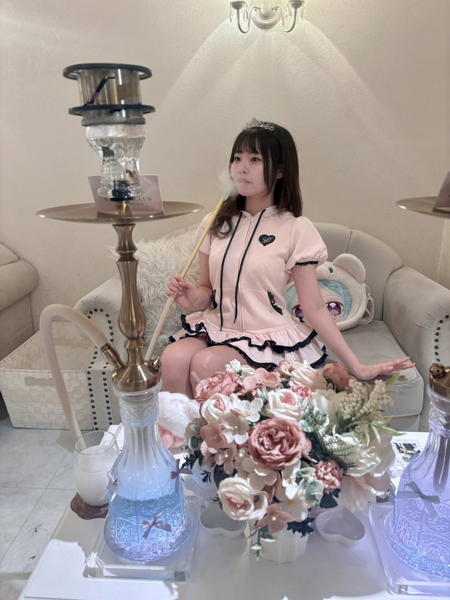 meguri_rika's tweet photo. ひめはシーシャに行きました♪
のんびりできてしあわせだた〜７月のピーチキャラメルフレーバーおいしすぎ՞ ⸝⸝>  ̫ <⸝⸝ ՞🍑⟡.· https://t.co/CzV2h4dDeY