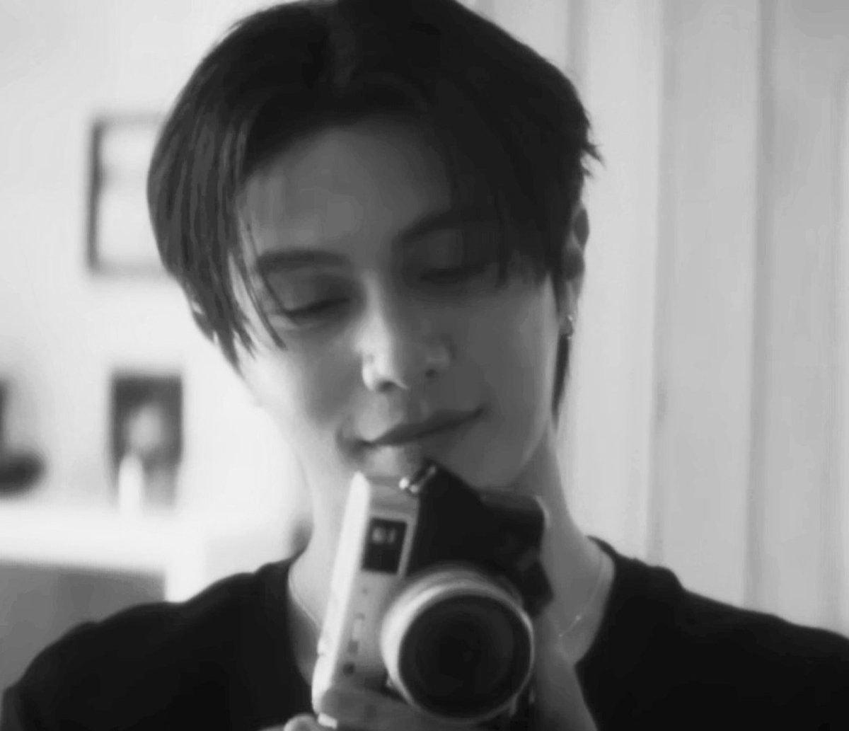 moonkai_1914's tweet photo. The photographer and his muse https://t.co/jTwz9WAFB3