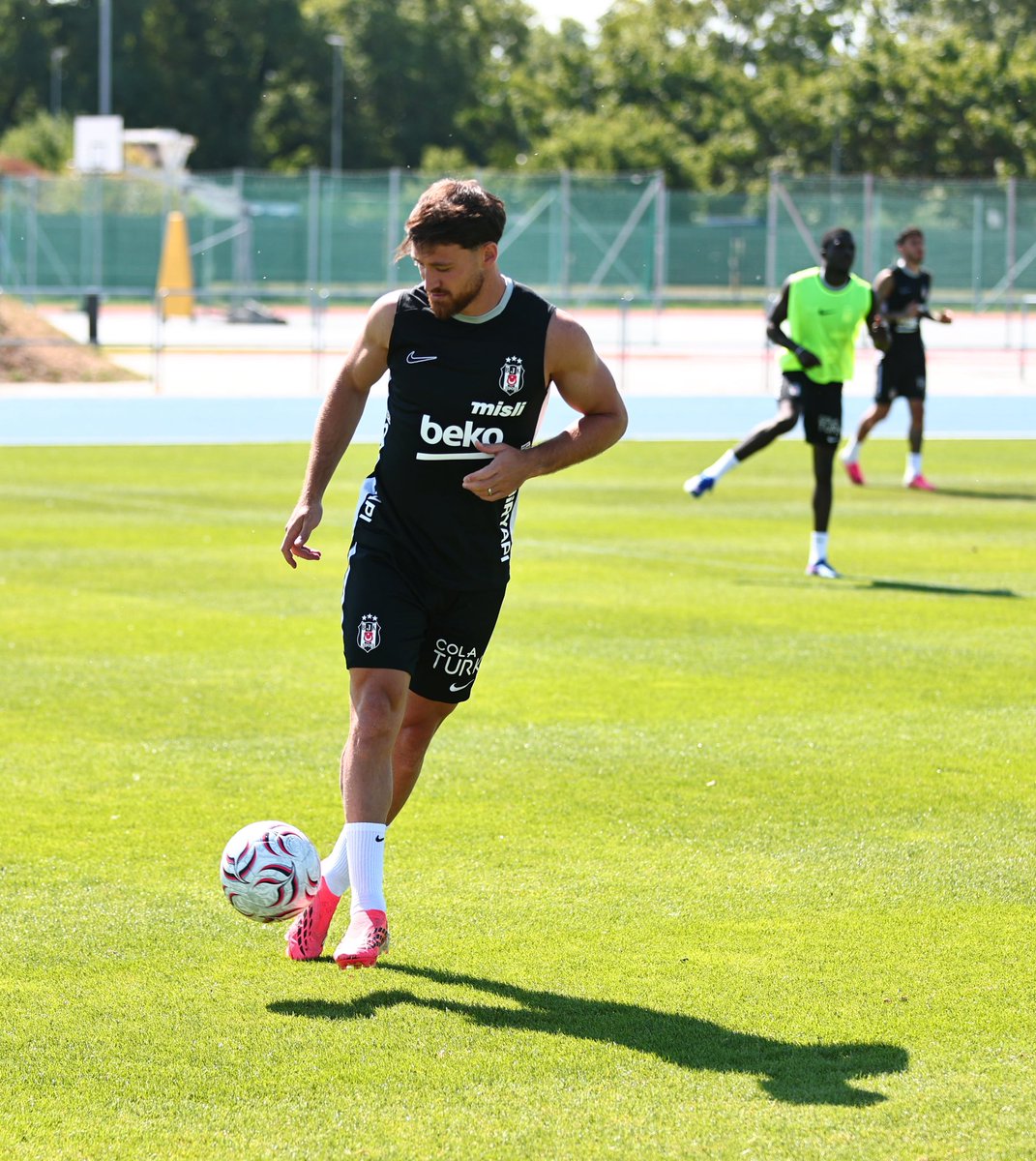 Besiktas's tweet photo. İlk antrenman. 👍

Salih Özcan 🦅 https://t.co/lss4q98Vhr