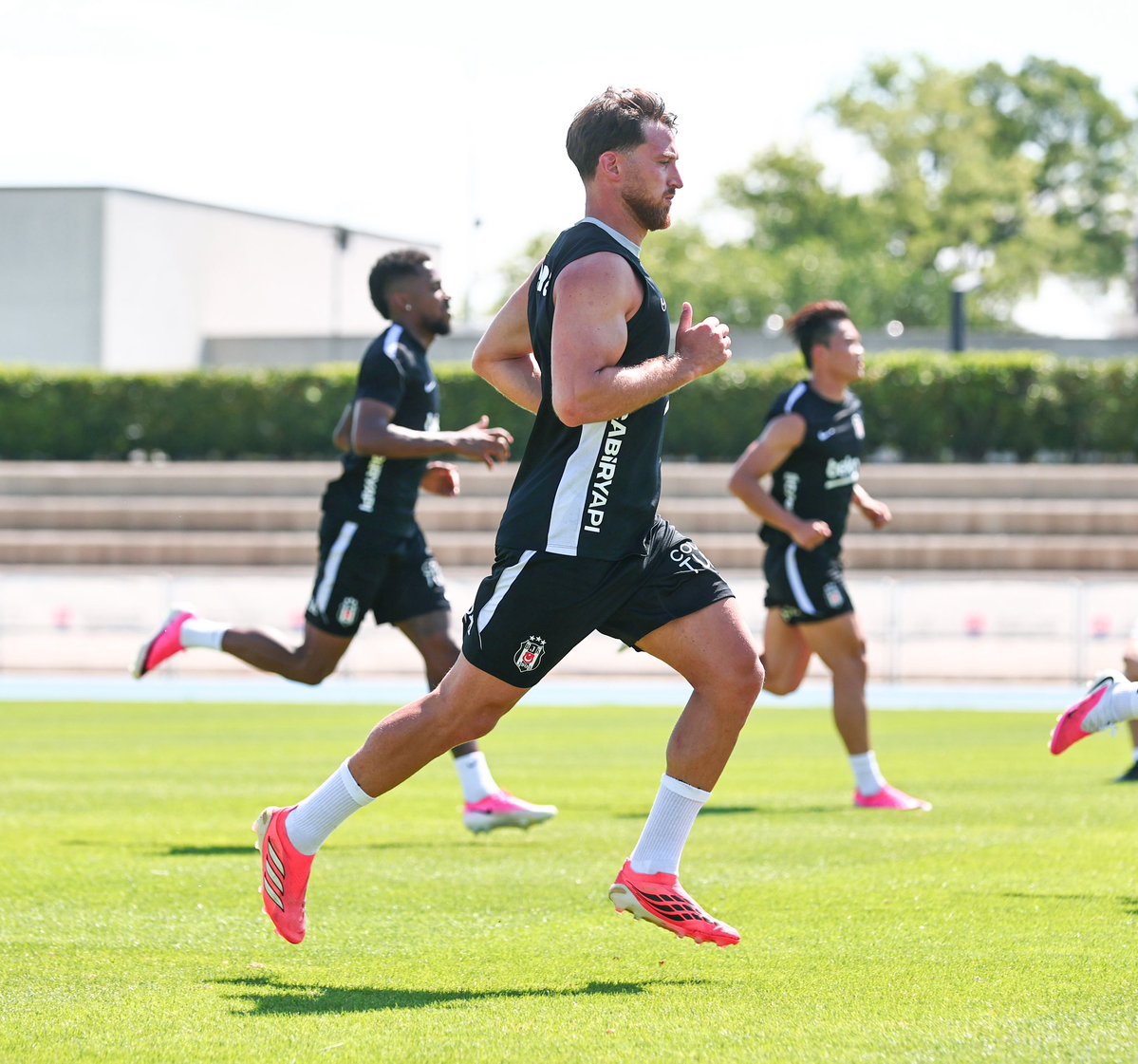 Besiktas's tweet photo. İlk antrenman. 👍

Salih Özcan 🦅 https://t.co/lss4q98Vhr