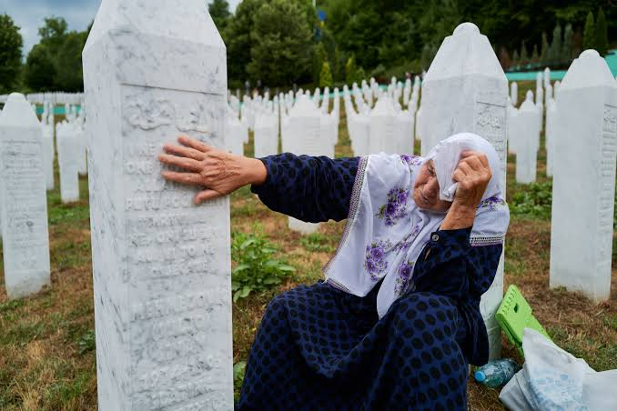 e_secer's tweet photo. Srebrenitsa için ne yapabilirsiniz? 

Bugün evlatlarınıza Srebrenitsa'dan bahsedin, belgesel izletin, anlatın. Ne oldu, nasıl oldu, Avrupa nasıl göz yumdu ve binlerce masum Boşnağı soykırımcı Sırplara teslim etti. 

Anlatın ki onlar da torunlarınıza anlatsınlar. Unutulmasın. https://t.co/QmcMxxNoWP