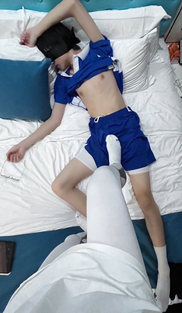 Taylorperry0057's tweet photo. 把190的农牛弟弟压在沙发上，直接把穿了一天的湿热白袜踩到他脸上。他喉结滚动，像狗一样深深埋进我袜底狂嗅，鼻尖用力蹭着我脚掌最湿的那块。
没多久他就忍不住了，粗喘着低吼，鸡巴在一股股浓精射了出来。 https://t.co/0217RYX6J2