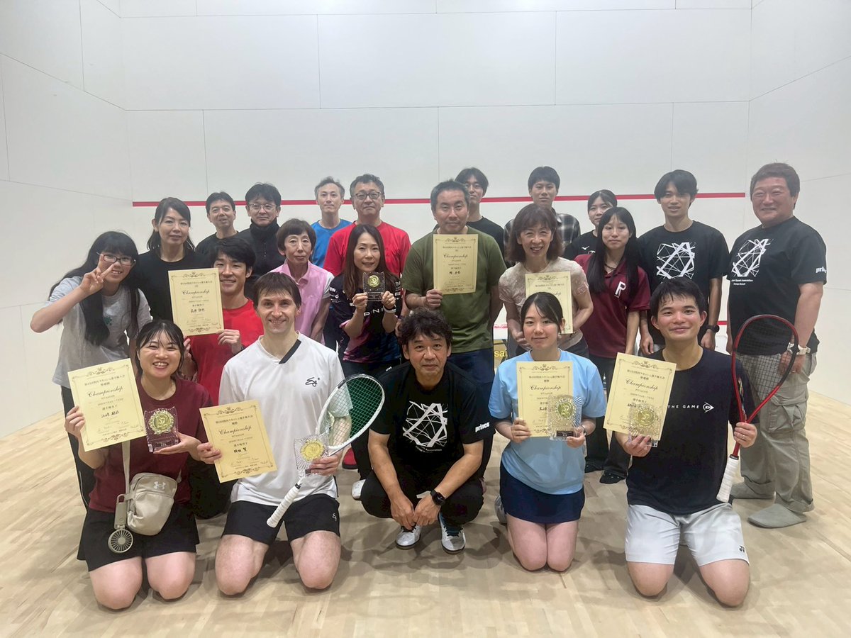 squash_k's tweet photo. 第４５回関西スカッシュ選手権大会 
インスタに写真をアップ致しました！
集合写真、インスタでは画角の加減で端が切れてしまいました。
すいません。
↓
https://t.co/rbJzS0N6tR https://t.co/284oYvN5Qt