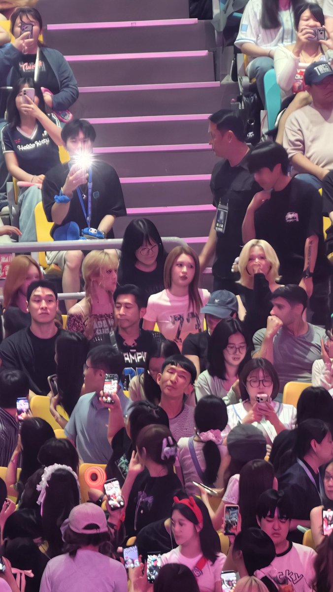 H2H_NEWS's tweet photo. Hearts2Hearts attended TWICE’s concert today, and just look at all those phones turning toward them. 😍Hearts2Hearts, they all know you! ✨ https://t.co/tzDHwtqfhc