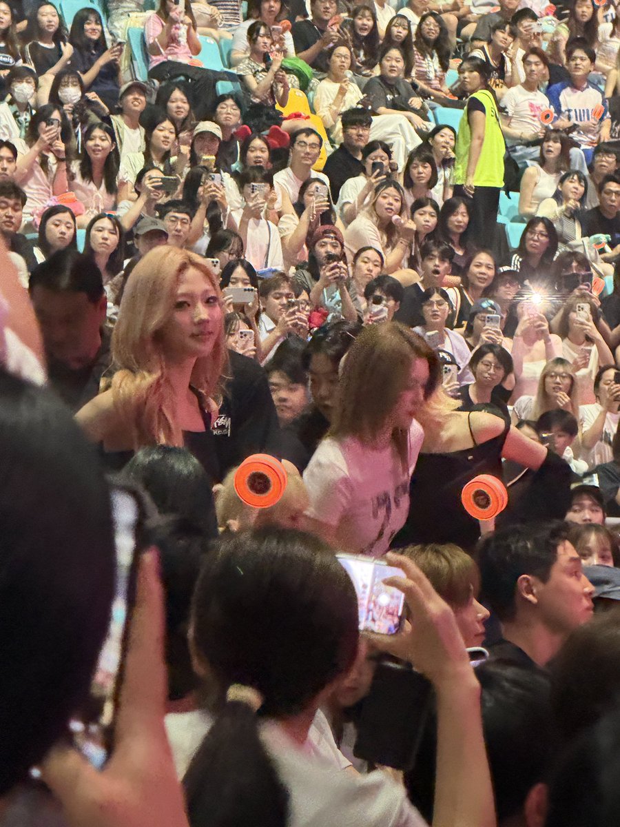H2H_NEWS's tweet photo. Hearts2Hearts attended TWICE’s concert today, and just look at all those phones turning toward them. 😍Hearts2Hearts, they all know you! ✨ https://t.co/tzDHwtqfhc