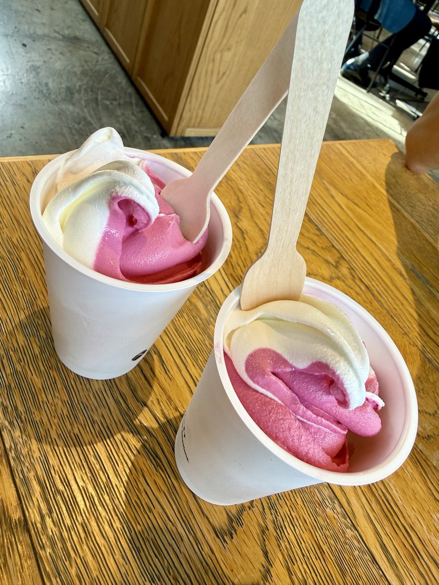 seirosem11's tweet photo. 息子とおデート😆
山下公園にできたカフェに行ってから「空白の響き」を観劇してきました！
島くん素晴らしかったです✨️
最前列だったので島くんガン見してきました😍
バラのソフトクリーム美味しかったな🍦 https://t.co/OqWxvNlwUg
