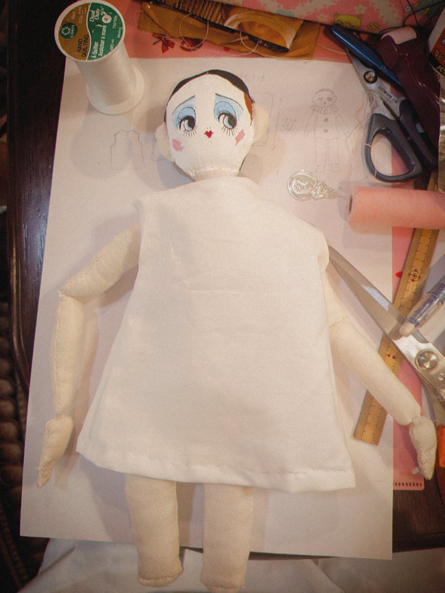 Rabbithouse_8's tweet photo. 今月の題府洋子人形教室は4代目ピエロちゃんのお洋服を作るの巻🧸
家帰って袖縫ってる🧵🪡
#ピエロ #pierrot #創作人形 #布人形 #originalart #doll https://t.co/5fa6Dk4j36