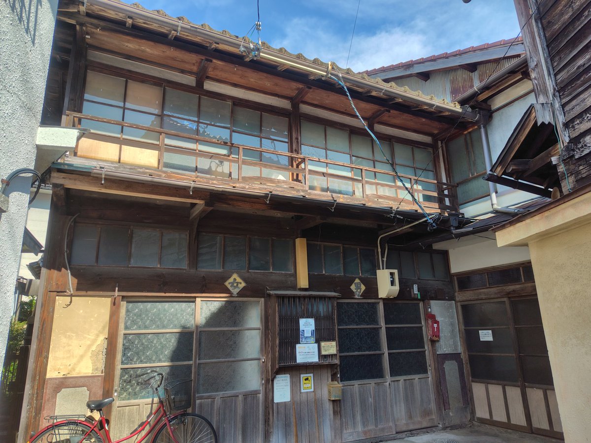 hiurasan2's tweet photo. 筋肉巡り4

昭和末期まで運営していた銭湯です。
筋骨巡りツアーに限り内部見学できます。
脱衣場には近鉄の広告がありました！ https://t.co/p5r49iCEh1