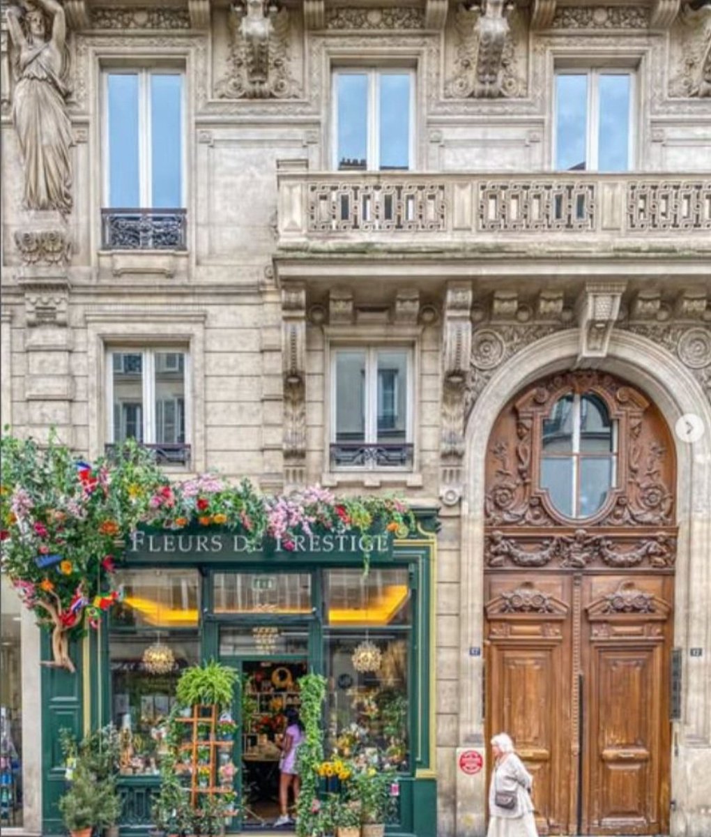 VIParis's tweet photo. Saturday stroll...#Paris #Travel #SaturdayVibes  #Architecture #France #Parisjetaime  📸  fairytales_from_paris IG  💖💞 https://t.co/tCQzpXXusz