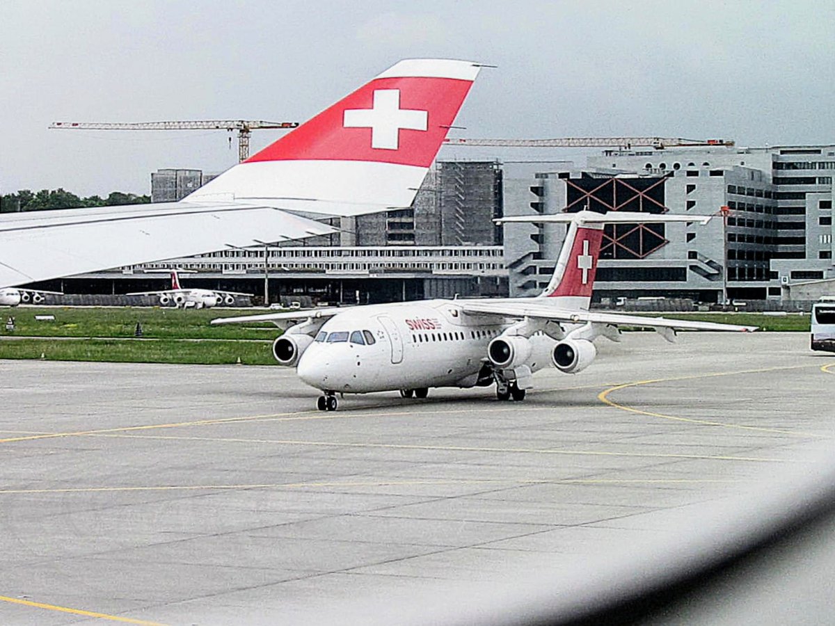 6eJet's tweet photo. Blast from the past..
@flyswiss British Aerospace Avro RJ100, seen taxiing for departure at Flughafen Zurich. Photo shot from inside @flyswiss A330 departing for Delhi..
#flyswiss #airport #planespotting #AvGeek #Airline #Aviation #AvGeeks #Bae146 #RJ100 https://t.co/J9LSekRLv0