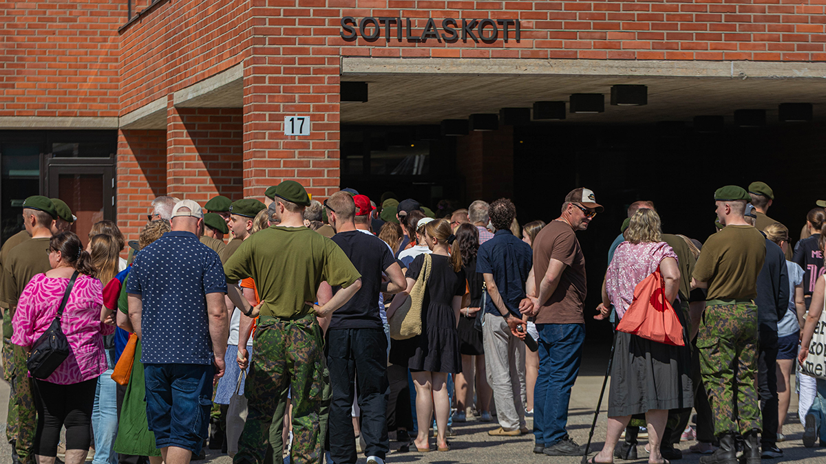 KainuunPR's tweet photo. Helteisellä Hoikankankaalla on tänään ollut leppoisat tunnelmat kun tykistön ja jalkaväen alokkaat saivat vieraansa varuskuntaan. Sunnuntaina ovat vuorossa pioneerit, huolto ja viesti. Palautetta viikonlopusta voi lähettää: https://t.co/01VGGsGlHw
#kaipr #maavoimat #alokas #intti https://t.co/2ADnJ4p83k