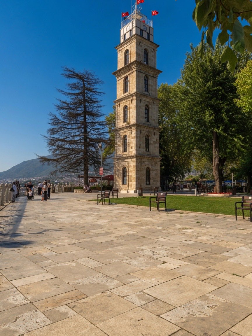 Karrtus6's tweet photo. Bursa’mızın gururu… Tophane’deki Saat Kulesi 🇹🇷✨

Mavi gökyüzü altında dimdik ayakta, yıllara meydan okuyor 💙

Bursa’da en sevdiğiniz nokta neresi? 👇

#Bursa #SaatKulesi #Tophane https://t.co/8e4ZmaUeST