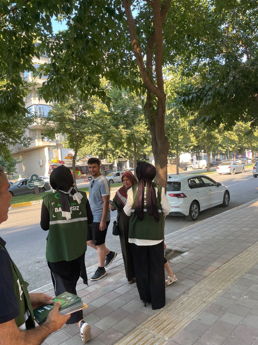 YesilayUrfa's tweet photo. Esnaflarımızla Yan Yanayız🌿
Gönüllülerimizle birlikte Karaköprü ilçesindeki esnaflarımızı ziyaret ettik, onlara Yeşilay ve YEDAM'ın çalışmalarını anlattık. Ayrıca sokaktaki vatandaşlarımızla bir araya gelerek bilgilendirici broşürlerimizi ulaştırdık.
Bizleri güler yüzle ağırlayan tüm esnaflarımıza yürekten teşekkür ederiz.
Birlikte daha güçlü, daha sağlıklıyız.
@mehmetDinc1920
@hasansildak