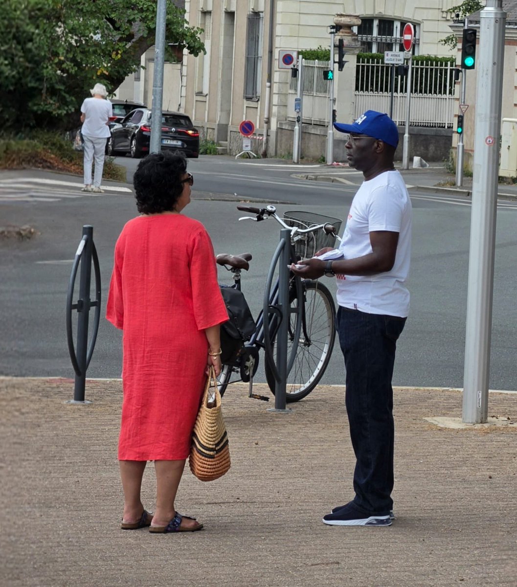 horizons49's tweet photo. L’équipe Avec Edouard 49 est allée à la rencontre des habitants au marché place Leclerc à Angers, à l’occasion d’une nouvelle matinée de tractage. Merci aux militants mobilisés autour @EPhilippe_LH. 🇫🇷

👉Rejoignez-nous pour faire grandir cette dynamique ! https://t.co/DT9bos8VsK https://t.co/ph8T80M5MY